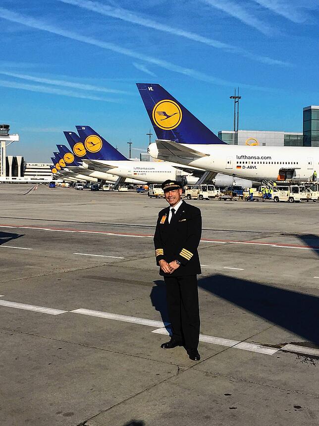 Matthias Wiehle auf dem Frankfurter Flughafen. Die vier Streifen an den Ärmeln seines Sakkos weisen ihn als Kapitän aus.