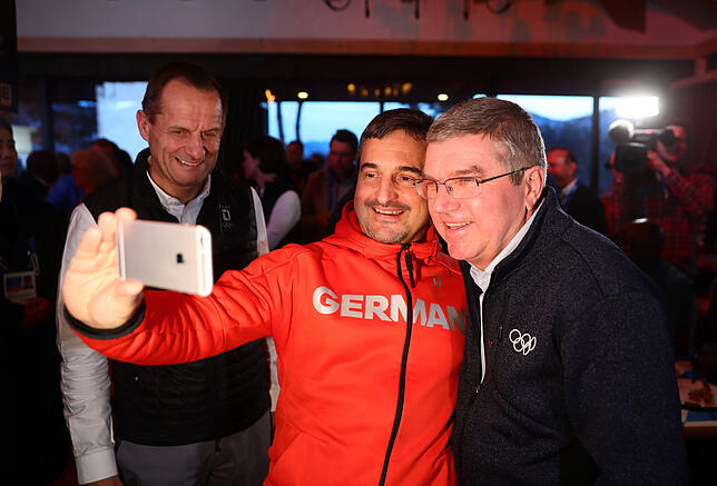 IOC Präsident Thomas Bach (r.) wird von Alfons Hörmann (l.), Präsident des Deutschen Olympischen Sportbundes (DOSB), und dem ehemaligen ...