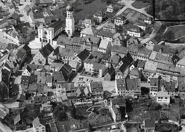 Dieses Bild vom April 1977 zeigt, wie in den 70ern nach dem Abriss des braunen Hauses auf dem Gustav-Hammer-Platz Parkraum war.