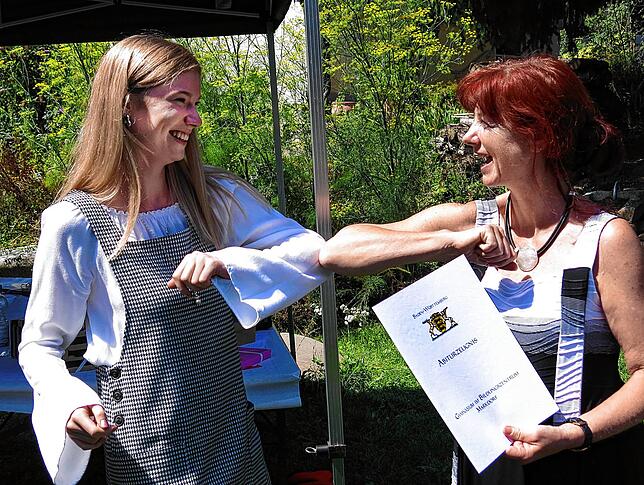 Anna Scherzer und Diana Amann (von links) bei der Reifezeugnis-Übergabe.