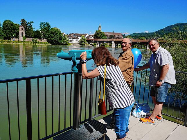 Marion Rudin, Pierre Sandoz und Mike Sawlewicz (von links) vom Naturschutz-Verschönerungsverein Stein genießen die Aussicht von der ...