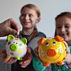 Früh übt sich: Mit einem Sparschwein fangen Kinder an und lernen, dass man Geld nicht immer gleich ausgeben muss.