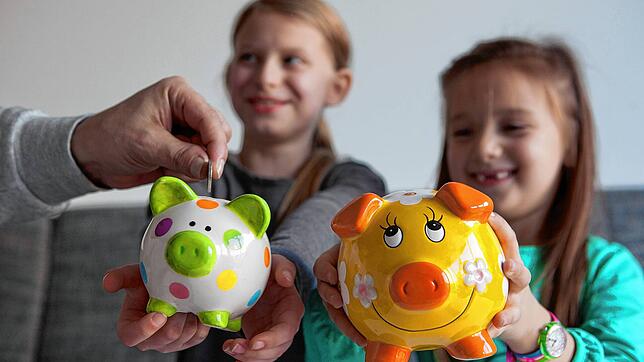 Früh übt sich: Mit einem Sparschwein fangen Kinder an und lernen, dass man Geld nicht immer gleich ausgeben muss.