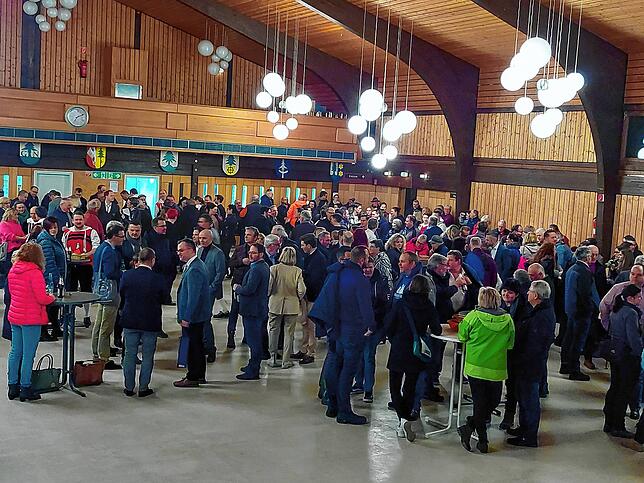 Bereits gegen 19 Uhr füllten zahlreiche Besucher die Hotzenwaldhalle, um auf die offizielle Bekanntgabe des Ergebnisses zu warten.