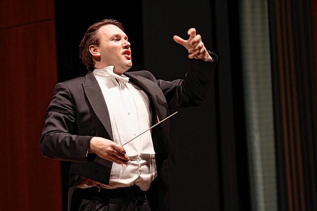 Gabriel Venzago, der junge Chefdirigent der Südwestdeutschen Philharmonie, muss derzeit viel mehr leisten, als er sich bei seiner ...