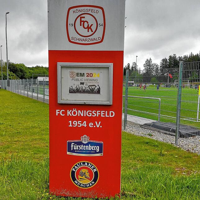Der FC Königsfeld bietet zur Fußball-EM Public Viewing im Vereinsheim an, wie diese Info-Stele zeigt.