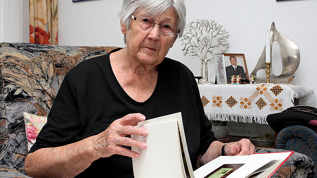 Blättert im Album, viele Erinnerungsstücke an ihre Mutter hat Rosemarie Banholzer nicht. Wenn für Berta Amann am 9. Juli um 14.30 Uhr an ...