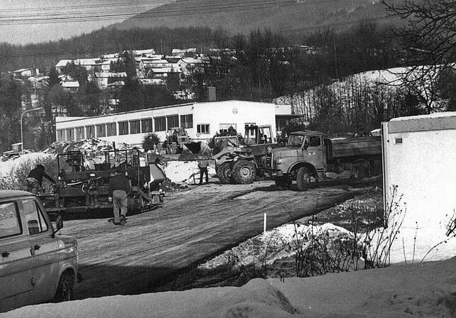 Endspurt: Die Anbindung der neuen Trasse im Norden bei den Unternehmen Weck und Kownatzki (im Hintergrund) erfolgte erst im Dezember 1980.