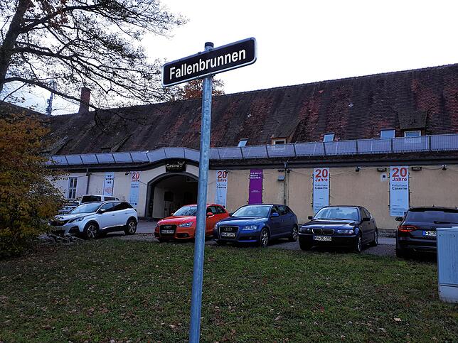 Der Fallenbrunnen 17: bis 1993 war dieses Gebäude Teil der französischen Flakkaserne.