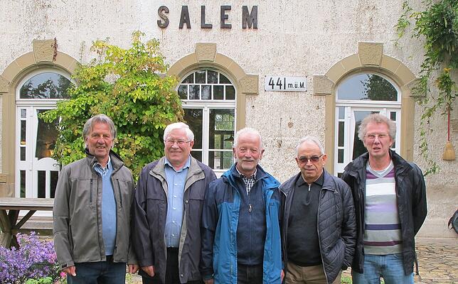 Die fünf Heimatverbundenen (von links) Rudolf Koch, Hugo Gommeringer, Hubert Volz, Albert Mayer und Joachim Löchle wollen den alten ...