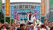 Feiernde Fans vor dem Wembleystadion.