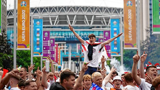Feiernde Fans vor dem Wembleystadion.