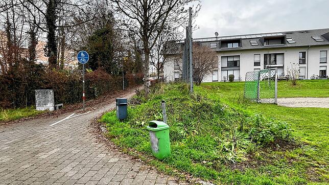 Ein Teil des Bolzplatzes, aufgenommen aus einer anderen Perspektive.