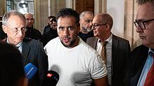 Der Hauptangeklagte Arafat Abou-Chaker (Mitte) verlässt nach der Urteilsverkündung den Saal im Landgericht.