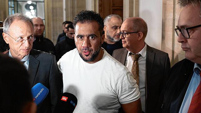 Der Hauptangeklagte Arafat Abou-Chaker (Mitte) verlässt nach der Urteilsverkündung den Saal im Landgericht.