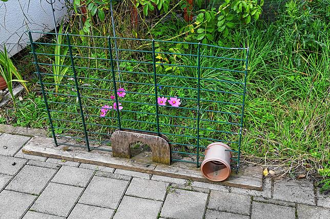 Zwei Beispiele, wie Durchlässe in Zäunen aussehen können, damit Igel oder andere Kleintiere durchkommen.