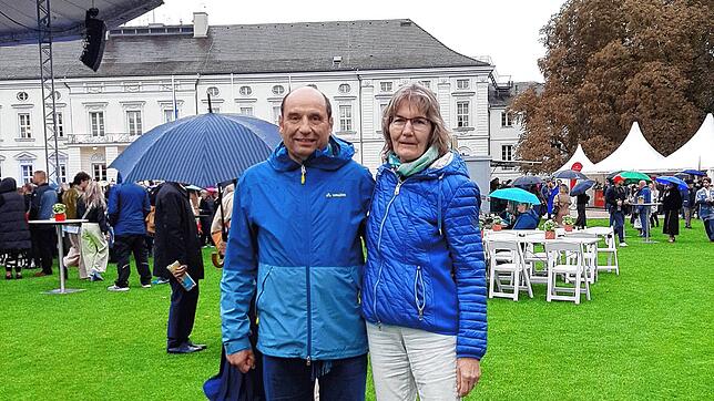 Zu Ehren seines Engagements unter anderem für den BUND wurde Rainer Behn mit seiner Frau Eva-Maria Lühder ins Schloss Bellevue nach ...