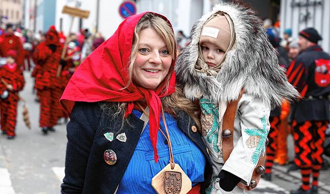 Bild 4: Kinderumzug beim Jubiläumstreffen der Hexen in Donaueschingen vor großem Volk