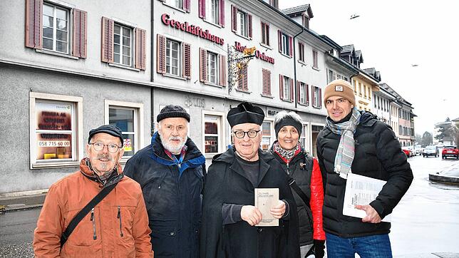 Die Vorstandmitglieder Hans Kellenberger, Rolf Lehmann, Stefan Kolb als Pfarrer Diebolder, Claudia Meierhofer und Thomas Färber (von ...