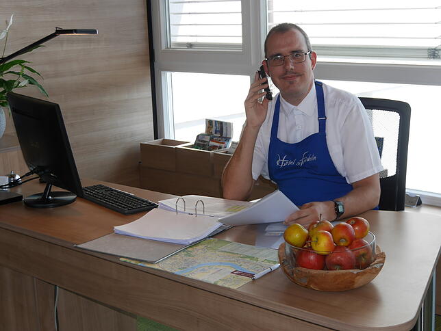 Allrounder: Winfried Müller ist nicht nur im Housekeeping tätig, sondern auch an der Rezeption, wo er auch kleinere Büroarbeiten erledigt.