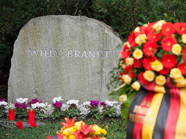 Nur sein Name, sonst nichts: Der Grabstein von Willy Brandt auf dem Waldfriedhof Zehlendorf in Berlin.