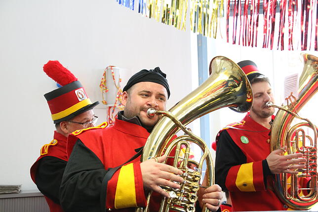 Bild 5: Narren besuchen am Rosenmontag die SÜDKURIER-Redaktion (Teil 2)