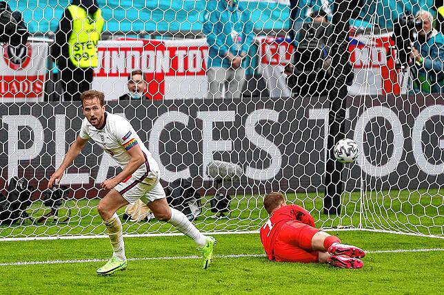 Harry Kane (links) bejubelt sein Tor zum 2:0. Deutschlands Torwart Manuel Neuer liegt geschlagen am Boden.