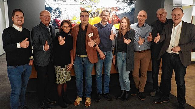 Singens Oberbürgermeister Bernd Häusler dankt den Organisatoren der Leistungsschau von der IG Singen Süd mit Otto Ruch, Tobias Gräser, ...