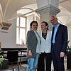 Lucia Augstein (links) übernimmt die Regie in der Alten Hofbibliothek in Donaueschingen, sehr zur Freude von Besitzerehepaar Eveline und ...