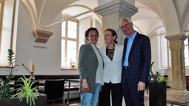 Lucia Augstein (links) übernimmt die Regie in der Alten Hofbibliothek in Donaueschingen, sehr zur Freude von Besitzerehepaar Eveline und ...