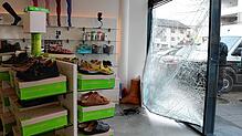 Am Schaufenster der Orthopädietechnik Überlingen entstand laut Polizei ein Schaden von rund 15.000 Euro, nachdem eine Frau mit ihrem ...