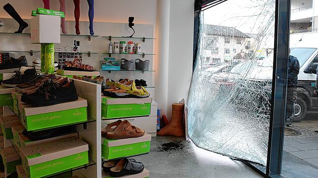 Am Schaufenster der Orthopädietechnik Überlingen entstand laut Polizei ein Schaden von rund 15.000 Euro, nachdem eine Frau mit ihrem ...