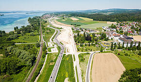 (Symbolfoto) Der Drängler mit Schweizer Kennzeichen fährt auf der B33 zwischen Waldsiedlung und Radolfzell mehrfach dicht auf den Wagen ...