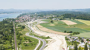 (Archivbild von Mai 2025) Im Hintergrund Allensbach, unten rechts im Bild liegt Hegne: Am Dienstagmittag, 22. Juli, sind auf der ...
