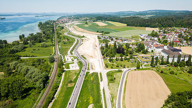 (Symbolfoto) Der Drängler mit Schweizer Kennzeichen fährt auf der B33 zwischen Waldsiedlung und Radolfzell mehrfach dicht auf den Wagen ...