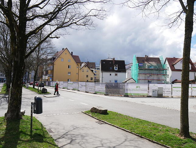 Aus der heutigen Perspektive – Standort Riedleparkstraße – sind die Häuser mit Satteldach in der Nachbarschaft noch zu sehen. Vom Giebel ...