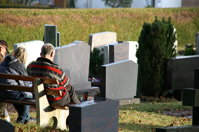 Ein Friedhof im südlichen Schwarzwald: Auch dort sind Urnenbeisetzungen möglich. Aber immer häufiger werden Naturbestattungen in der ...