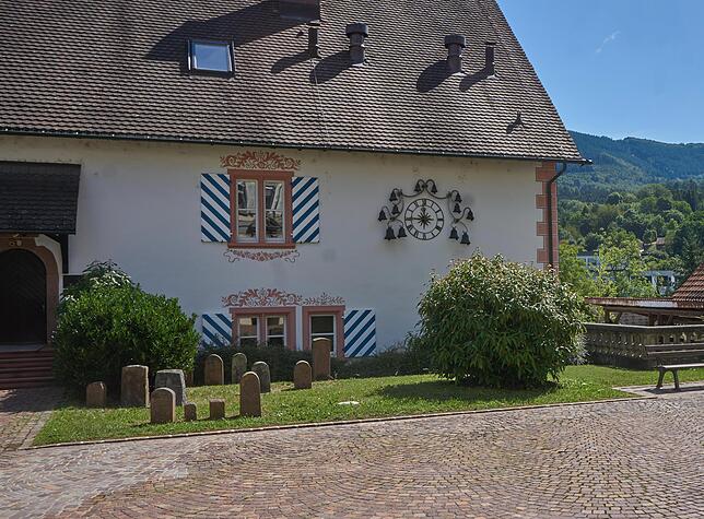 Heute sind die Parkplätze gewichen. Auf Anregung von Stadtrat Werner Kiefer wurde später ein Glockenspiel angebracht. Dieses spielt ein ...
