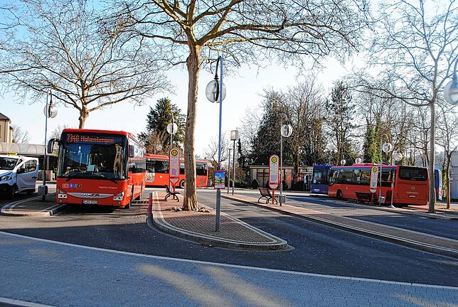 Fahrgäste sind am Waldshuter Busbahnhof kaum zu sehen. Die Busse im Gebiet des Waldshuter Tarifverbunds, der sich mit dem Landkreis ...