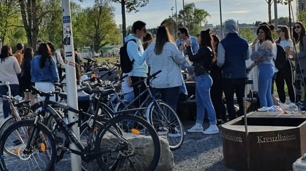 Bild : Eine unsichtbare Linie macht den großen Unterschied: Grillparty und Sorgenfreiheit in der Schweiz, Abstand und Kleingruppen in Deutschland. Hielten sich die Konstanzer dennoch an die Corona-Regeln?