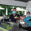 Oli Krüger und Mitarbeiterin Anna Hering stehen im Kiosk neben dem Bistro im Strandbad Litzelstetten. &bdquo;Hoffentlich können wir die ...