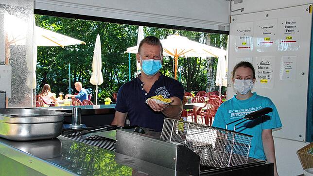 Oli Krüger und Mitarbeiterin Anna Hering stehen im Kiosk neben dem Bistro im Strandbad Litzelstetten. &bdquo;Hoffentlich können wir die ...