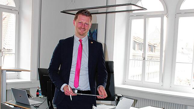 Am Schreibtisch verbringt Simon Gröger viel Zeit, wenn er nicht gerade Termine in der Stadt hat: Seit gut drei Monaten ist er nun OB in ...