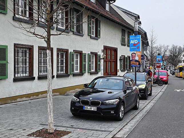 Entlang der Hauptstraße in Hilzingen hängen Wahlplakate verschiedenster Parteien. Plakate müssen konform den Bestimmungen der ...