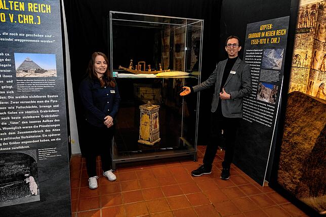 Nur eines von vielen spannenden Ausstellungsstücken: Archäologin Michelle Ziegler und Kurator Peter Graßmann zeigen in der Ausstellung ...