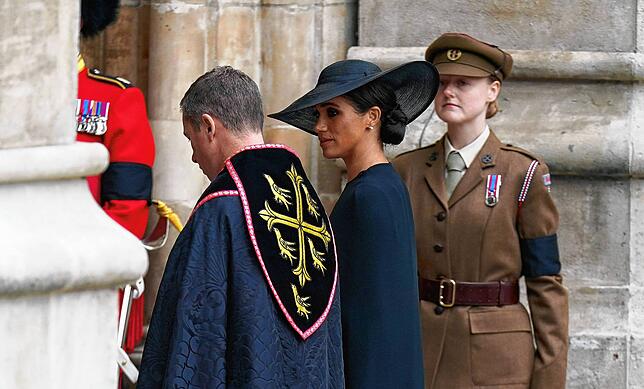 Herzogin Meghan kommt zum Staatsakt in der Westminster Abbey.