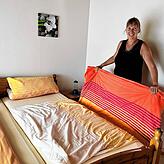 Antje Böhm macht das Bett für die nächsten Urlaubsgäste in ihrer Ferienwohnung fertig. Seit zehn Jahren vermietet sie an Touristen.