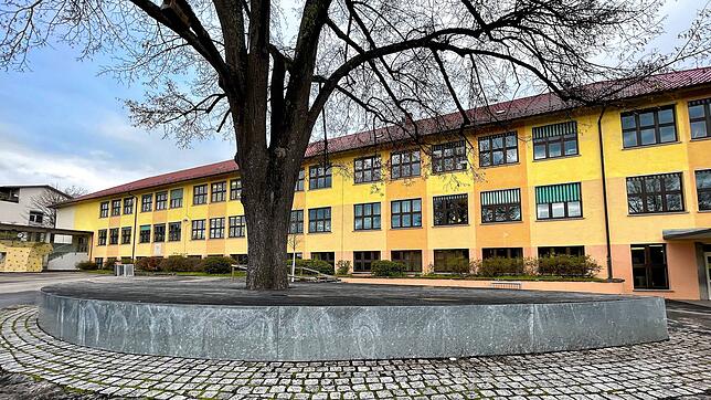Rund 1500 Quadratmeter Hauptnutzfläche fehlen allein der Wiestorschule, die über rund 2500 Quadratmeter verfügt. Wie es mit dem Standort ...