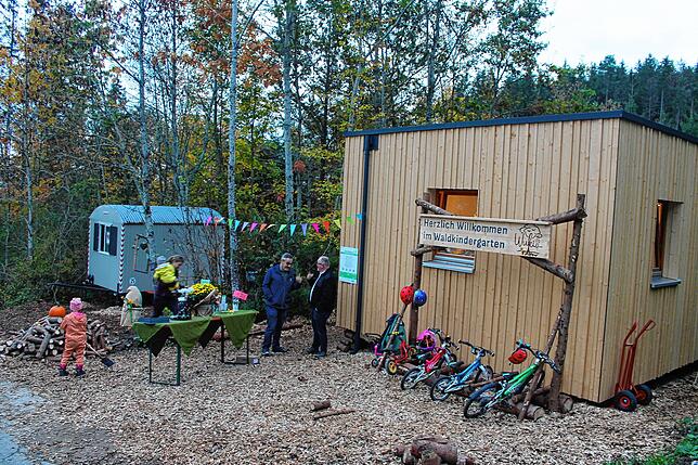 Die zentrale Schutzunterkunft und der Materialwagen für das Spielzeug.