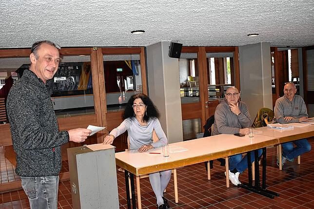 Pünktlich um 8 Uhr öffneten die Wahllokale in Ühlingen-Birkendorf. Ortsvorsteherin Marianne Buchmüller, Gemeinderat Andreas Moosmann und ...